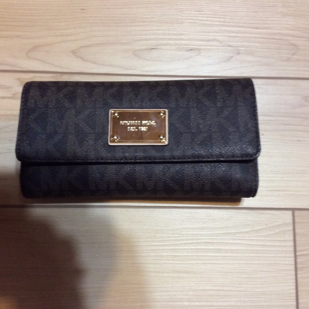 Michael Kors Tri Fold Signature Wallet
